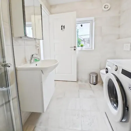 Modern 3br Near Centre Free Parking Apartment *