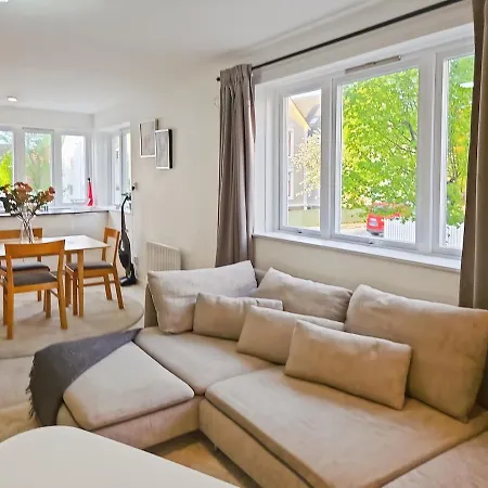 Apartment Modern 3br Near Centre Free Parking