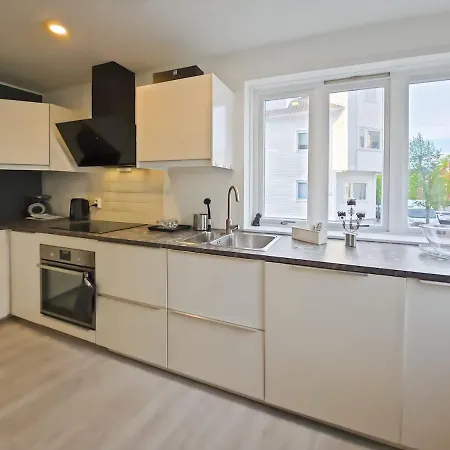 Modern 3br Near Centre Free Parking *