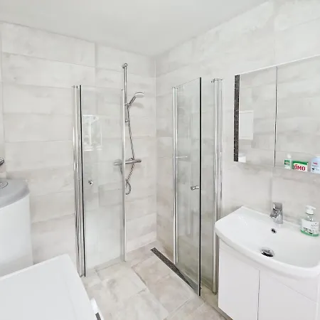 Modern 3br Near Centre Free Parking