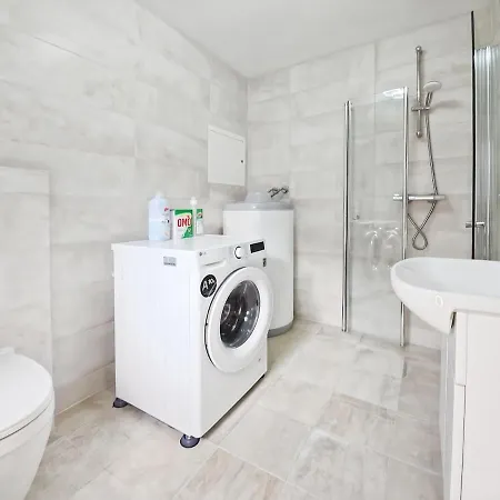 Modern 3br Near Centre Free Parking Apartment